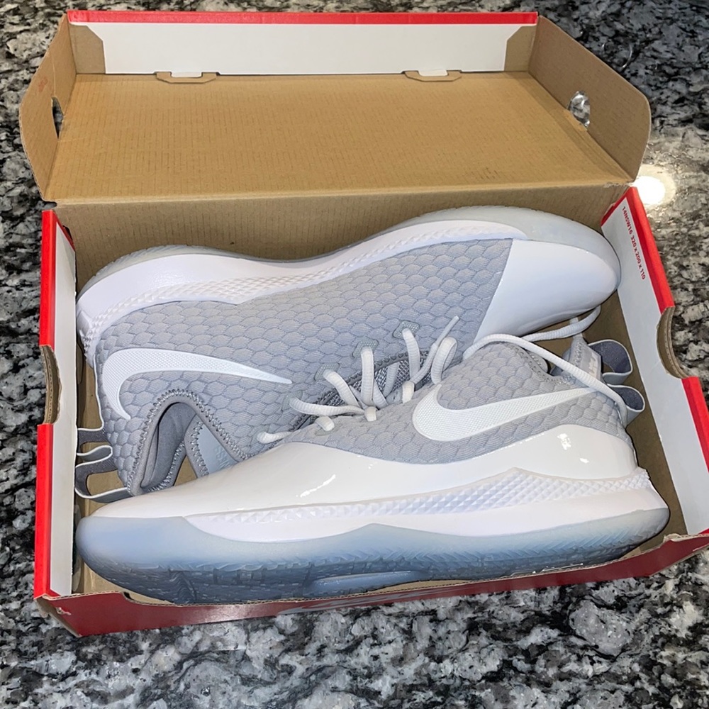 NIKE Revolution 5 4E Running Shoes